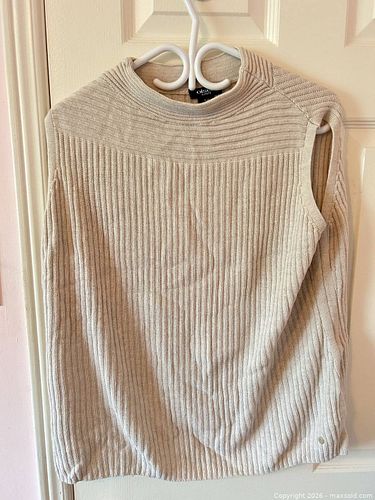 Lot of 10 sweaters (1 of 19)