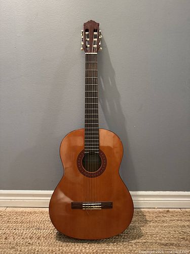 Yamaha C-40 classical acoustic beginner's guitar (1 of 5)