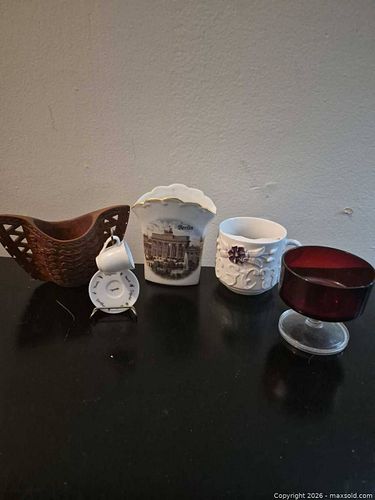 Mixed Lot: Decorative Bowl, Souvenir Vase, Miniature Cup & More (1 of 9)