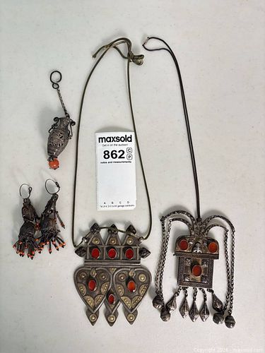 Multiple jewelry pieces (1 of 18)