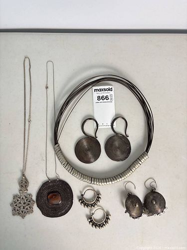 Multiple jewelry pieces (1 of 19)