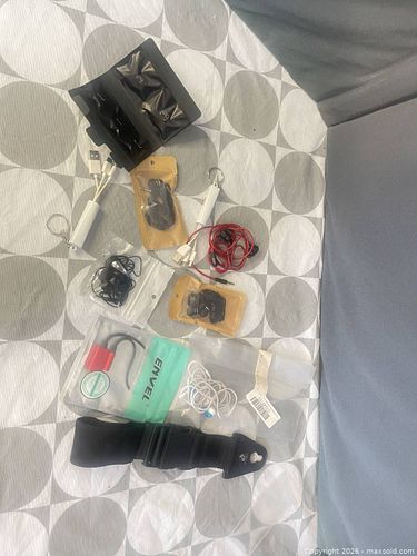 Lot of 6–10 Mixed Wired Earbuds, Cables & Adapters (1 of 3)