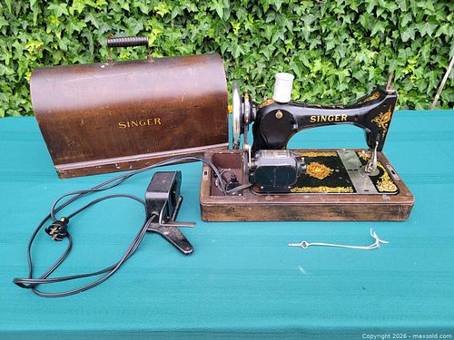 Antique Singer Sewing Machine (1 of 17)