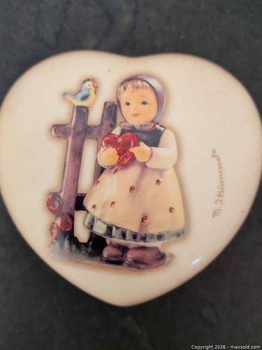 Goebel Hum 686 Sweet Greetings Porcelain Trinket Box (1 of 6)