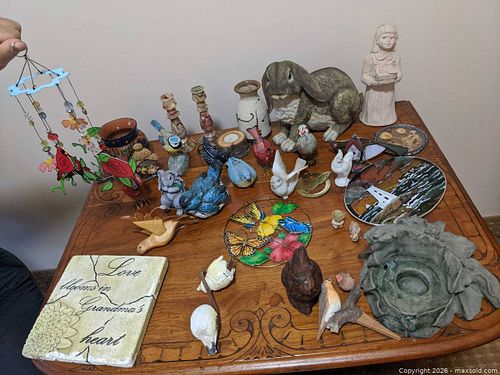 Mixed Lot of Ceramic, Resin & Wood Figurines and Decor (1 of 5)
