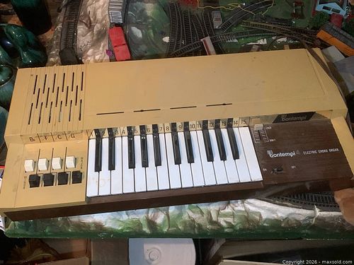 Vintage Chord Organ (1 of 5)
