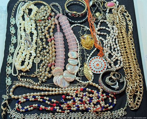 Mixed Costume Jewelry Lot: Necklaces, Bracelets, Rings (16-30 pc) (1 of 12)