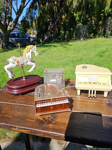 Lot of Music Boxes- 4 pieces: piano, carousel and other (1 of 8)