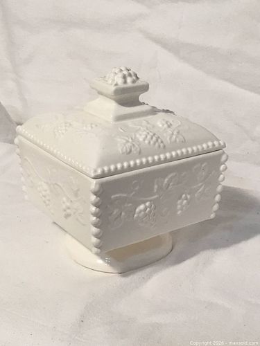 Enesco White Porcelain Covered Candy Dish / Trinket Box (1 of 6)