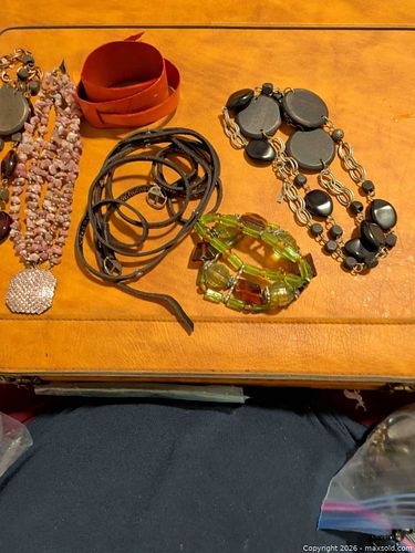 Costume jewelry (1 of 4)