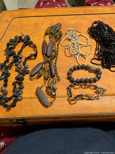 Costume jewelry (1 of 3)