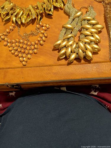 Costume jewelry necklaces (1 of 3)