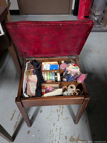 Singer sewing machine (1 of 7)