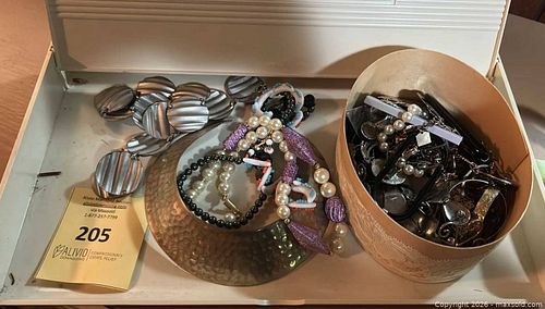 costume jewelry, necklaces & dangling earrings (1 of 5)