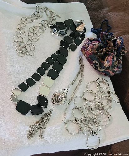 Lot of 4–6 Silver-Tone & Enamel Costume Jewelry Pieces, Travel Jewlery Pouch (1 of 7)