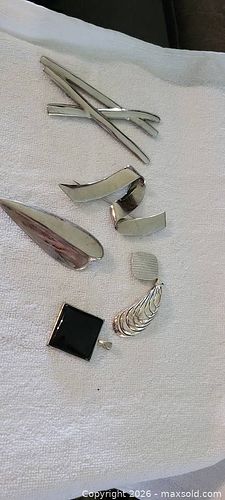 Two pendants, variety of brooch/pins x3 (1 of 5)