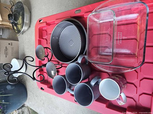 Baking dishes and coffee cups (1 of 7)