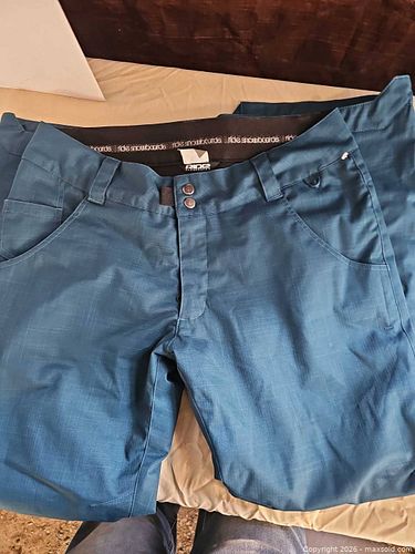 Snowboarding pants (1 of 10)