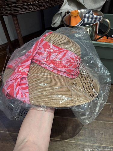 SPF 50 Coolibar hat (1 of 3)