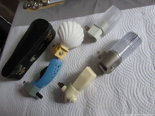 5 Vintage Nightlights and Small Violin in Case with Bow. (1 of 12)