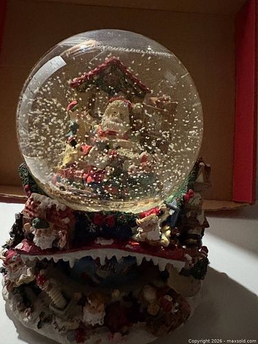 Musical snow globe  (1 of 4)