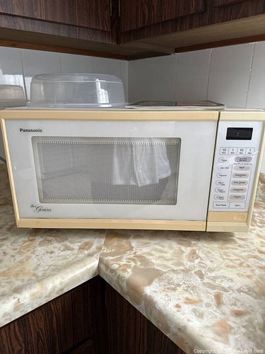 Panasonic Countertop Microwave White/Beige (1 of 5)