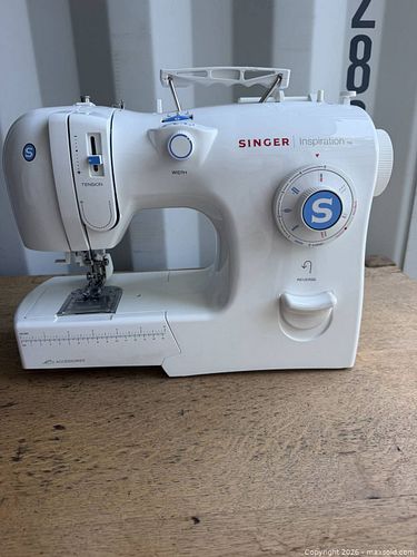 Sewing machine (1 of 3)