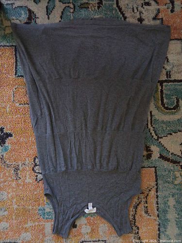 Woman's short-sleeve skirt (1 of 2)