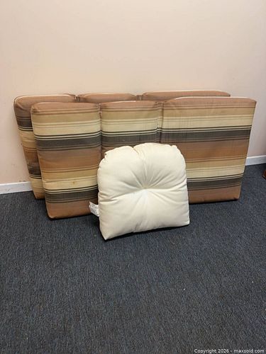 Outdoor cushions (1 of 4)