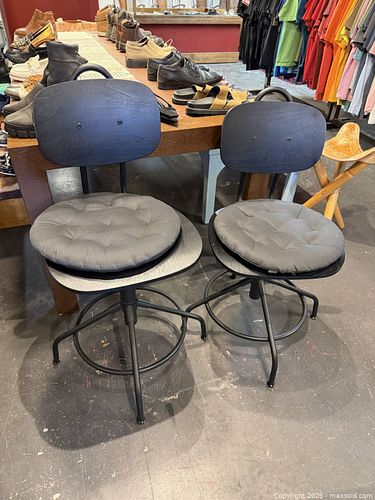 Set of black chairs (1 of 4)