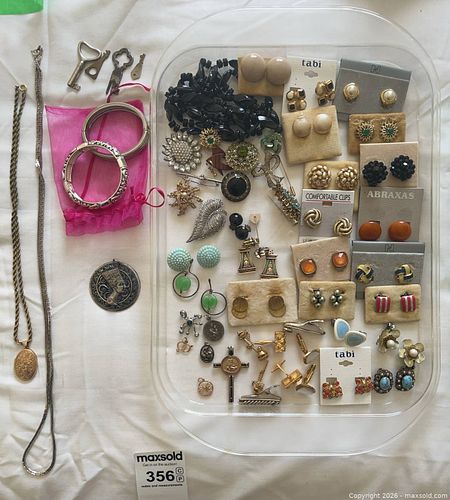 Costume Jewelry Collection With Mixed Pieces (1 of 19)