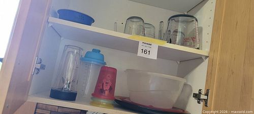 Kitchenware Lot: Pyrex Glass Measuring Cups, Plastic Bowls & Plates (1 of 4)