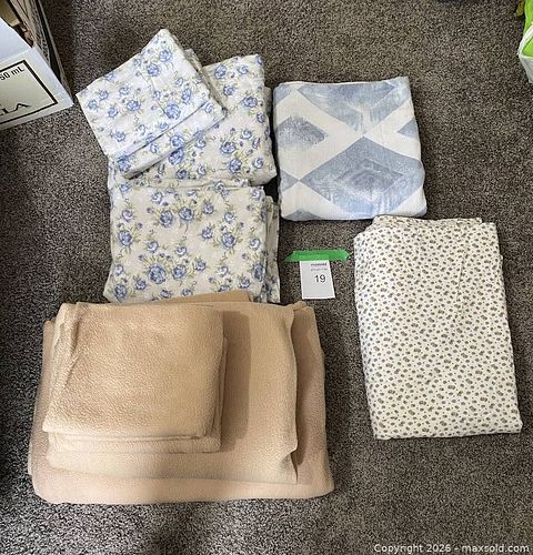 Mixed Bedding Linens: Fitted Sheets, Blankets & Pillowcases (1 of 5)