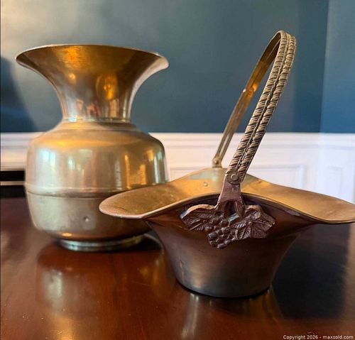 Pair of Vintage Brass Vases with Handles Made in India (1 of 15)
