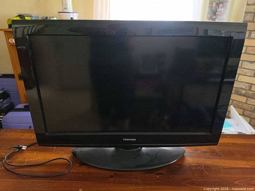 Toshiba 32-inch LED/LCD TV (2011) (1 of 4)