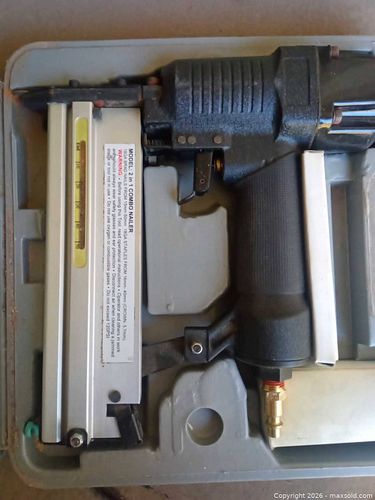 2-in-1 Pneumatic Brad Nailer & Stapler with Carrying Case (1 of 3)