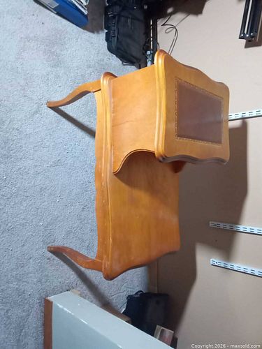 Traditional Light Brown/Honey Veneer End Table with Leather Inset (1 of 5)
