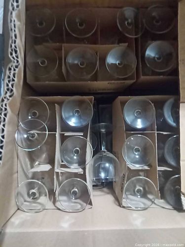 Unbranded Clear Glass Wine Glasses, Medium (~6–7 in) (1 of 3)