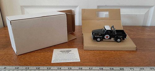 1:43 scale Matchbox Collectibles 1953 Ford F-100 die-cast tow truck (1 of 5)