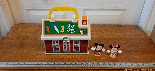 Fisher-Price Little People Play 'n Go School lunchbox & Little People figures. (1 of 8)