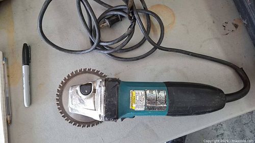 Makita GA4530 4-1/2" Angle Grinder (Corded Electric) (1 of 4)