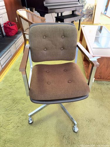 Mid-Century Modern (MCM) Brown Fabric Swivel Office Chair with Wood Armrests A (1 of 6)