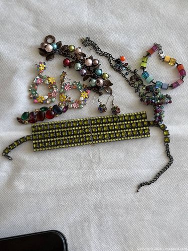 MIXED COSTUME JEWELRY  (1 of 6)