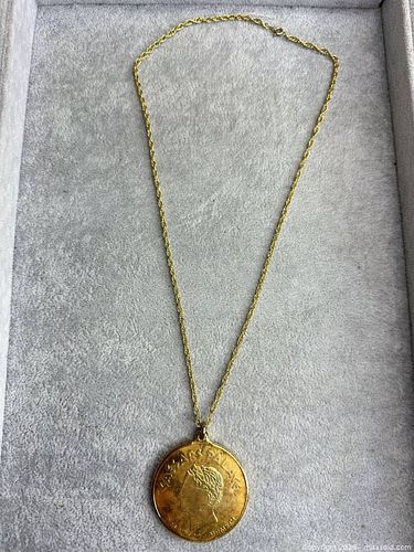 Caesars Palace 1990s Gold Tone Necklace with Pendant (1 of 4)