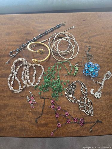 Mixed Costume Jewelry Lot: Necklaces, Bracelets, Earrings, Pendants,  Magnetic bracelet  (1 of 4)