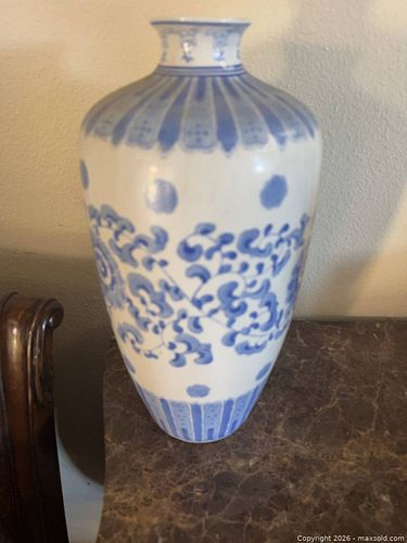 Blue-and-White Chinese Porcelain Vase, Medium (8–16 in) (1 of 3)