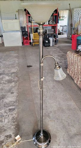 Nice Sturdy Floor Lamp 6ft. (1 of 3)