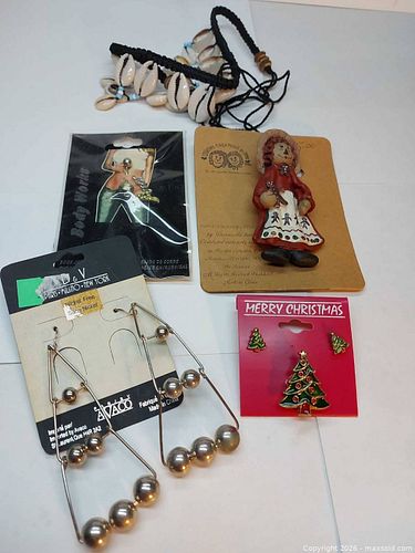 Assortment of jewelry  (1 of 8)