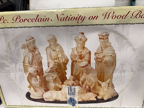 Porcelain Nativity Set with Wood Base, 11 Pieces, Cream & Gold (1 of 4)