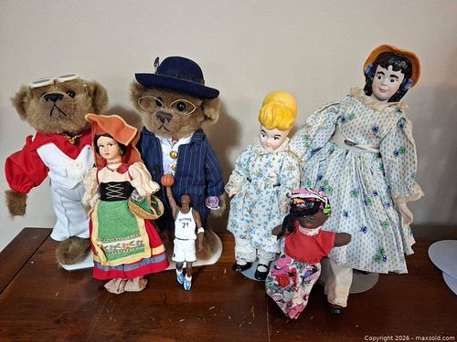 Mixed lot: plush teddy bears, porcelain & cloth dolls, action figures (1 of 19)